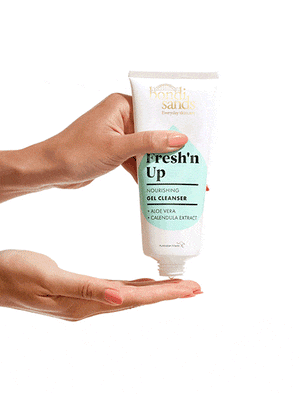 Bondi Sands Fresh'n Up Gel Cleanser - Handheld .gif